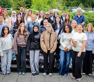 Herzlich willkommen: 26 Auszubildende sind am Pflegebildungszentrum der Diakonie in Südwestfalen in den Pflegeberuf gestartet. In einer Feierstunde im Diakonie Klinikum Jung-Stilling in Siegen wurden die Frauen und Männer begrüßt, unter anderem von Schulleiter Frank Fehlauer (oben rechts) und Kursleiterin Tamara Hoffmann (vorne links).